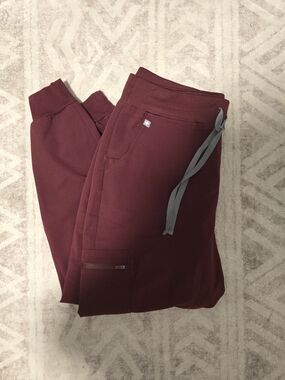 Figs Zamora Jogger Scrub Pants in Burgundy Size Large Petite